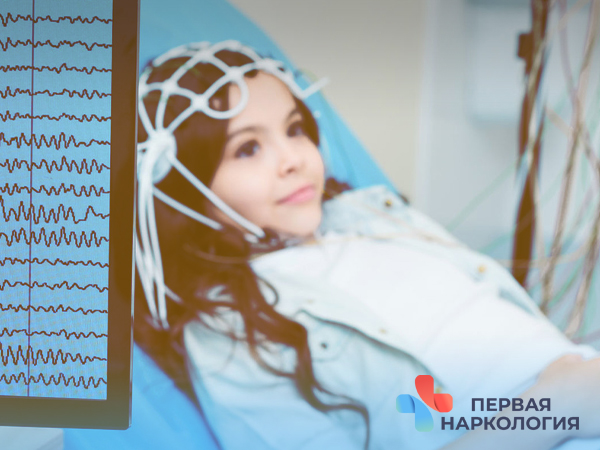 Девочка на электроэнцефалографии